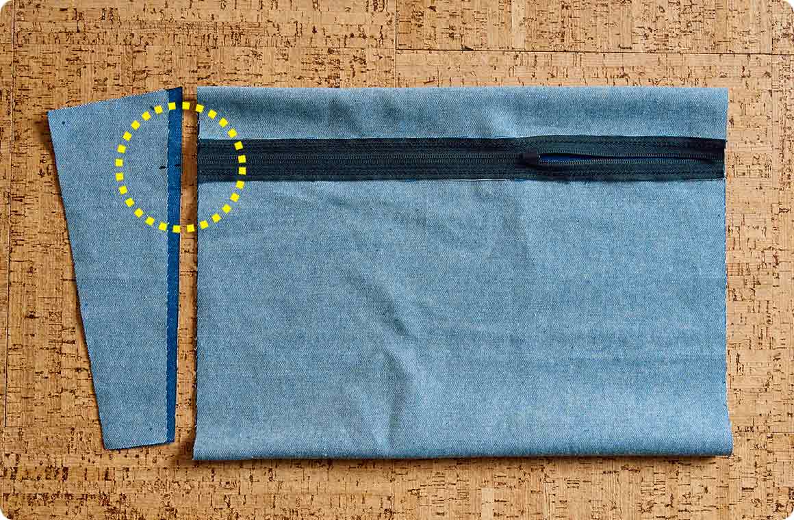 印の位置はジッパーの中心線が目安で、左右の側面生地ともに表と裏の両方に印を付ける。片側での作業が完了したら側面生地の裏表を入れ替え、反対側でも同様の作業を行う。