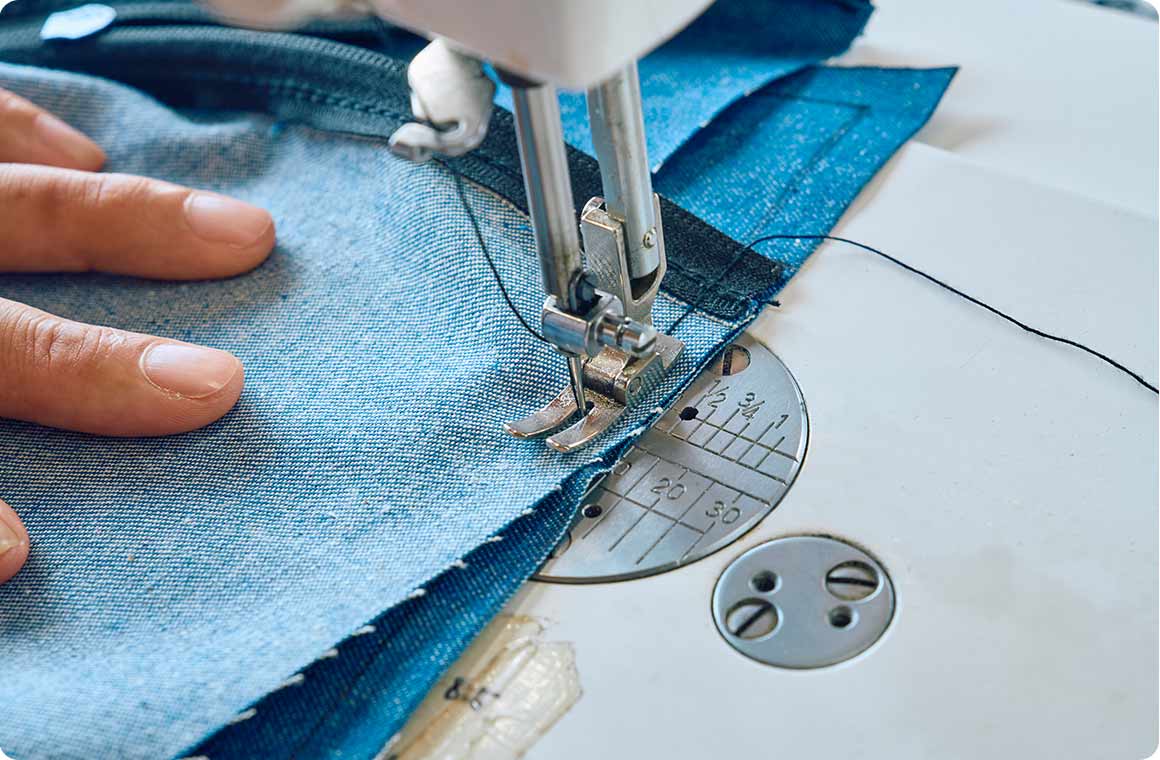 側面生地とメイン生地の端を合わせ、側面生地に引いてあるライン上を縫っていく。