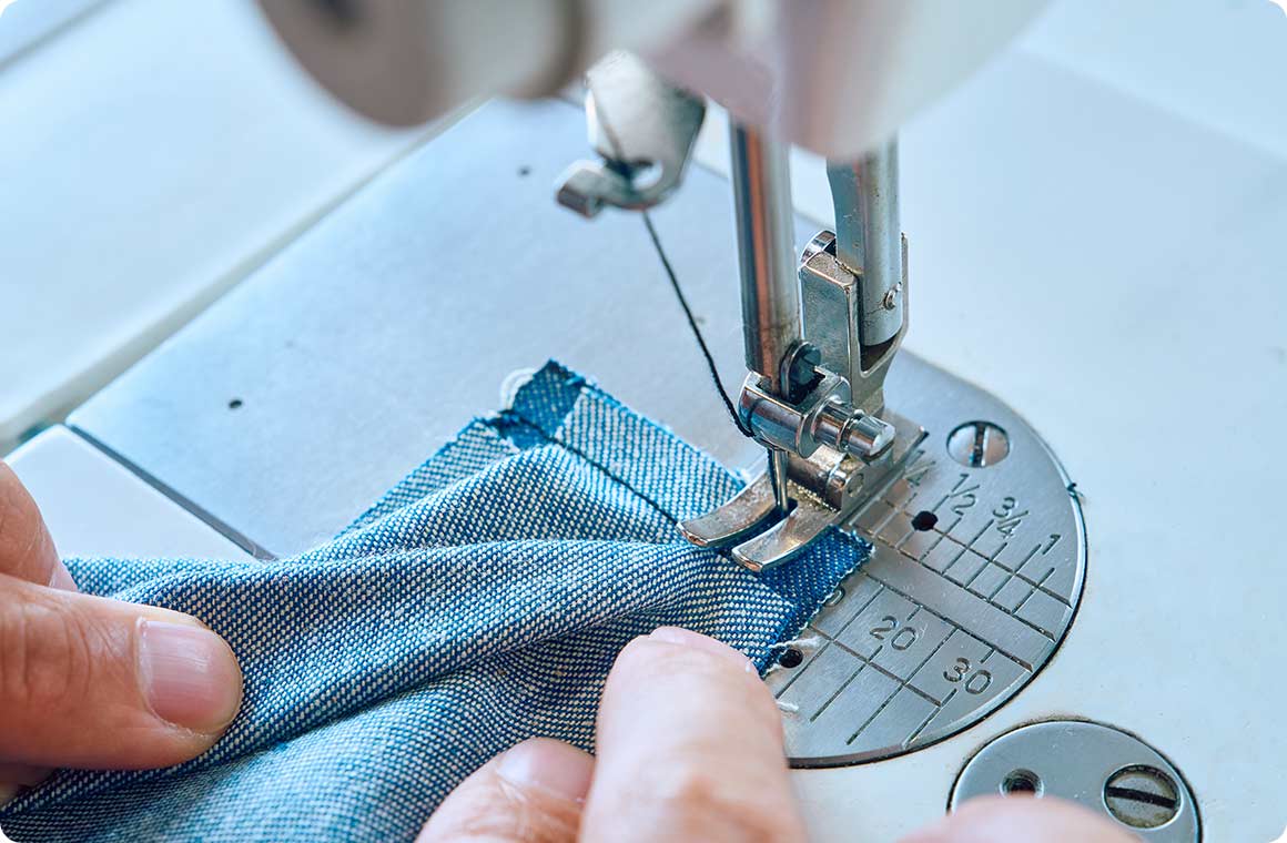 側面生地の4つ角では、方向転換をしやすくするために、上側の生地（メイン生地）に1cm（縫い代部分）の切り込みを入れる。