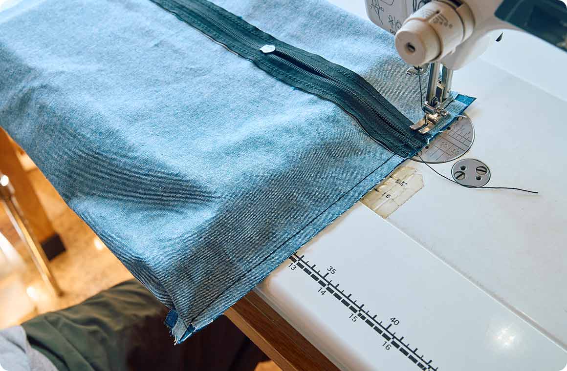 側面生地を縫い終えた状態がこちら。反対側も同様に縫い付ける。