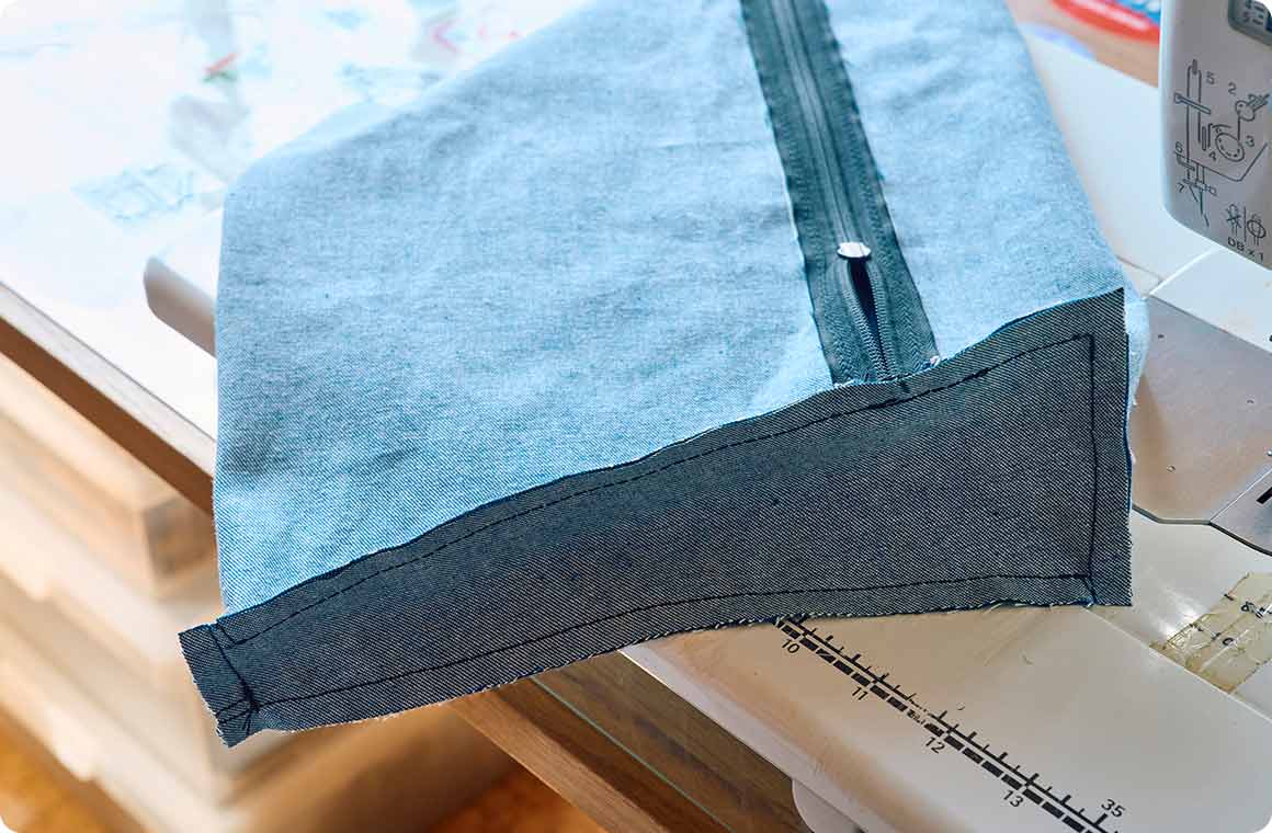 反対側はジッパーが閉じた状態となるので、ジッパーの中心線と側面生地の印を合わせて縫い始めればOK。