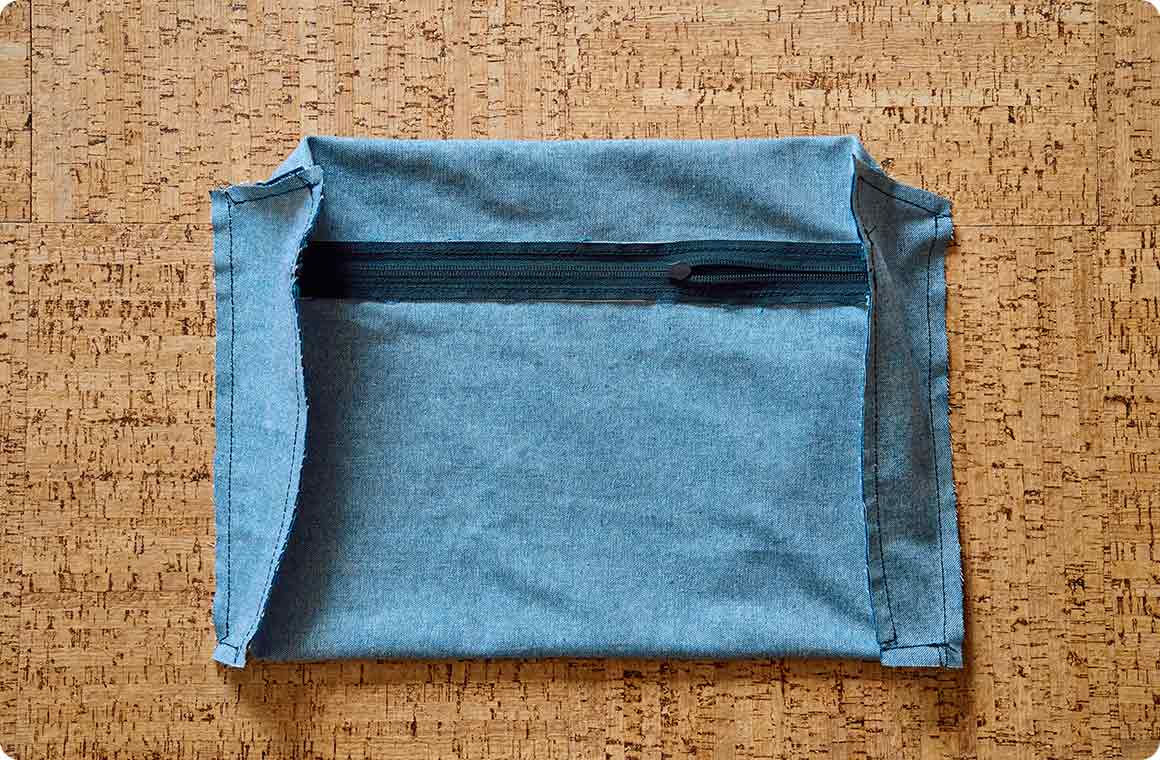 両側の側面生地の縫い付けが完了。