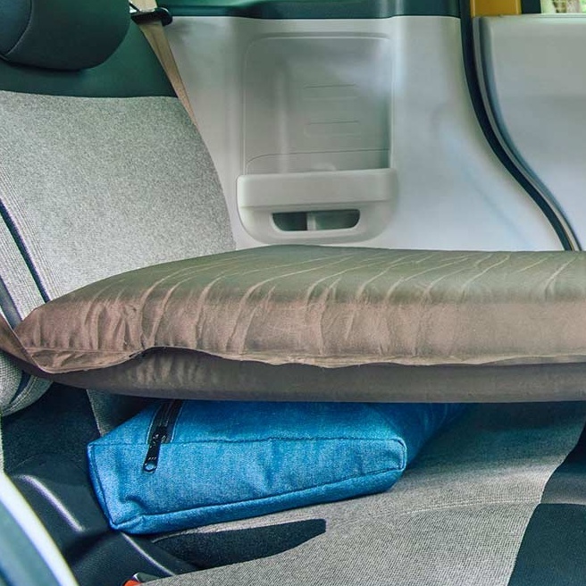 愛車にピッタリとフィットする！<br>車中泊用の段差解消クッション