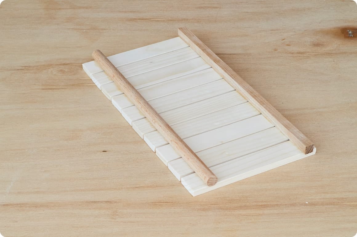 まず作りとしてのこだわりは、棚板をスノコ状にしたこと