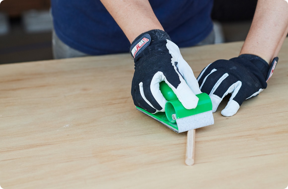 B（2本あるうちの1本のみ）の板接着面を紙やすりで平らにならす