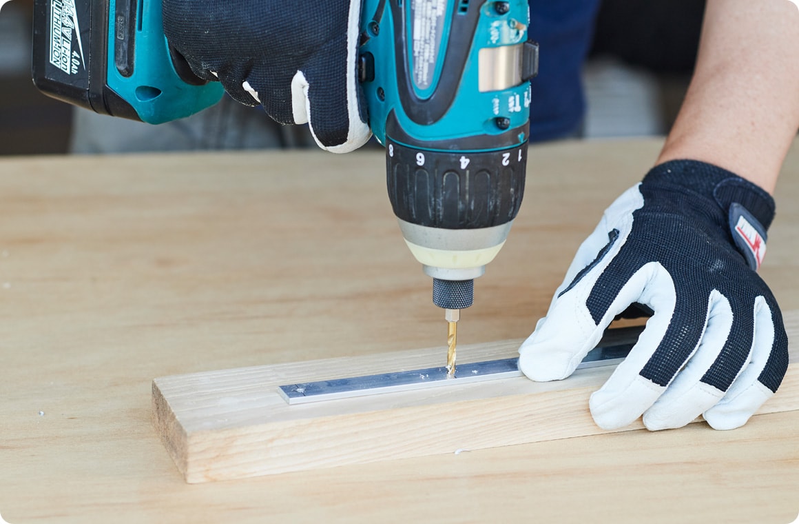 鉄工用ドリルで穴開け