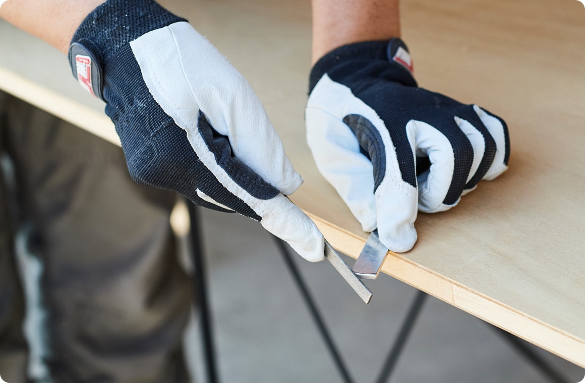 Aの角張っている部分を鉄工やすりで削り、丸みを出す