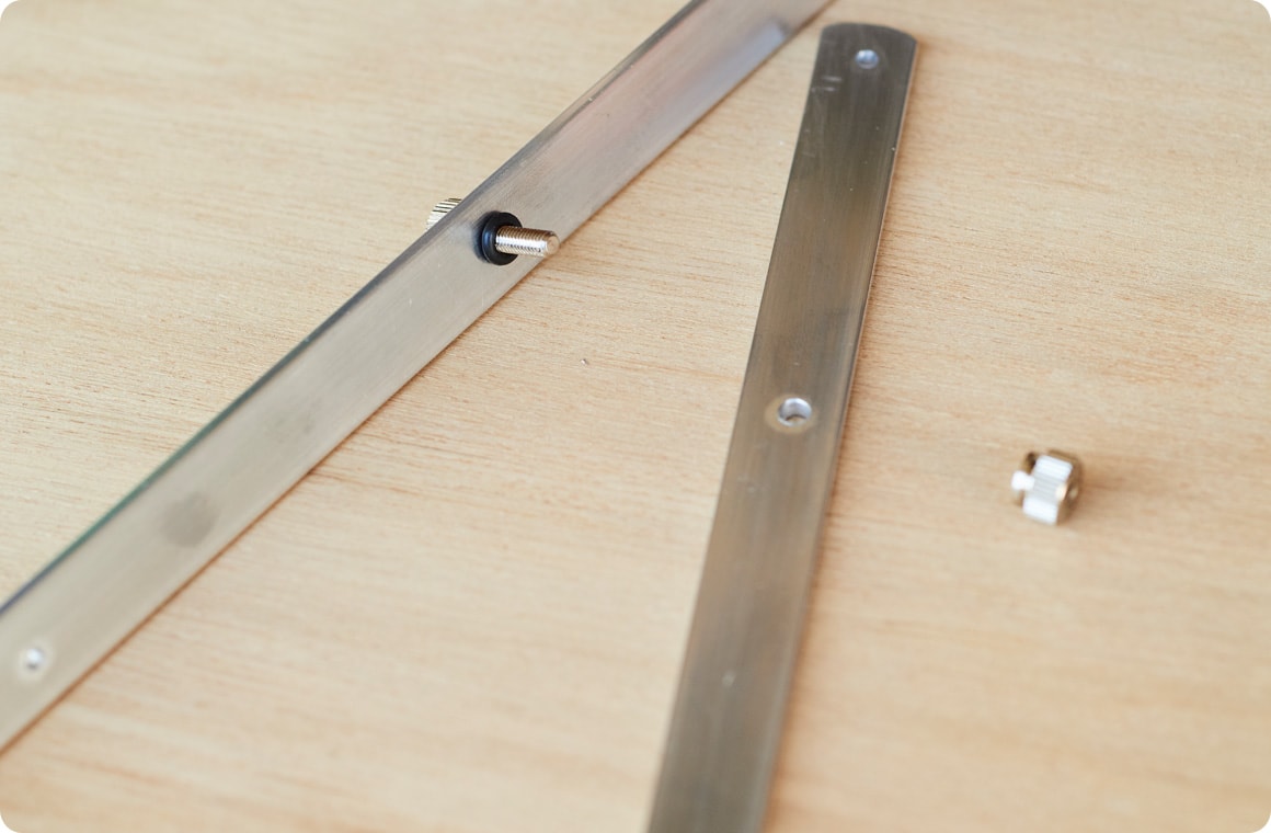 Aの脚部アルミ板を2枚組みで固定する