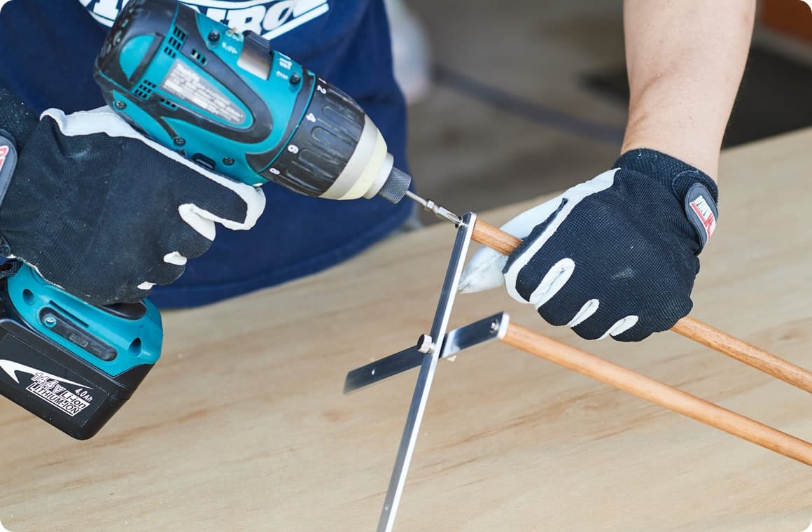 Aの脚部アルミ板、上部外側にCをネジ留め。上部内側には丸棒のまま残しておいたBをネジ留め