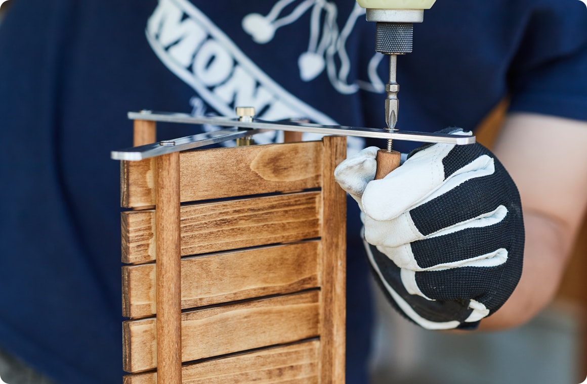 Aのアルミ板、下部外側にDをネジ留めし、下部内側に棚板のBをネジ留めしたら作業完了