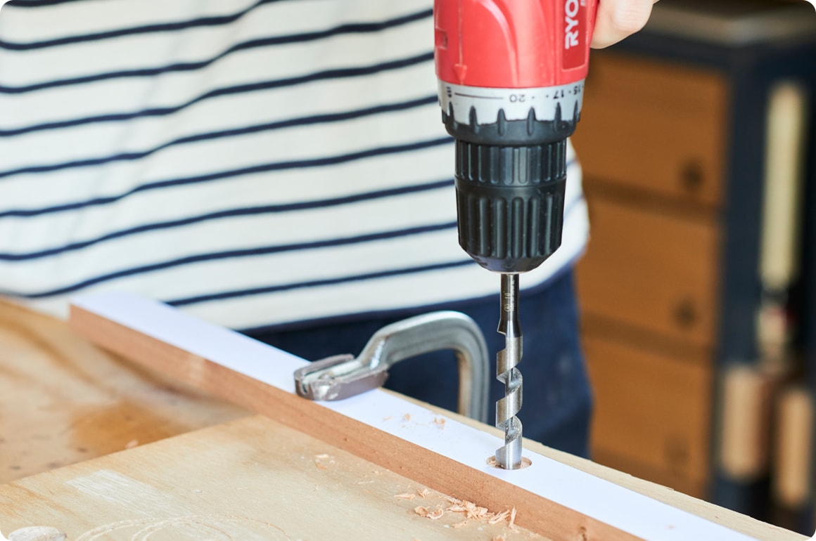 設計したのは、折り畳み式脚フレームと開閉式のフタで構成する軽量でシンプルなゴミ箱