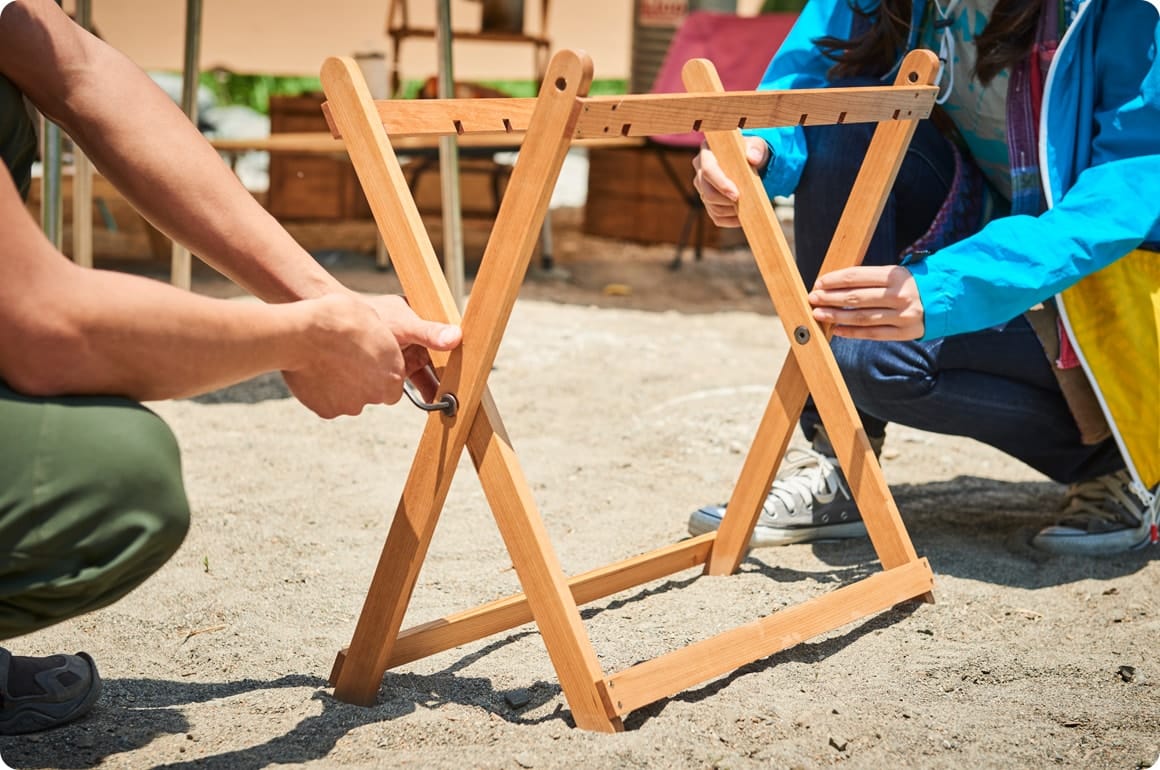 塗装後、クロスする部分をボルト・ワッシャー・ナットで固定すれば、折り畳み式脚フレームのできあがり