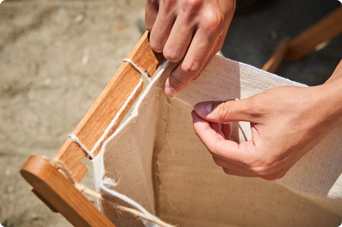 開閉式のフタを固定して、麻で作った袋を麻ヒモで取り付ければ完成です