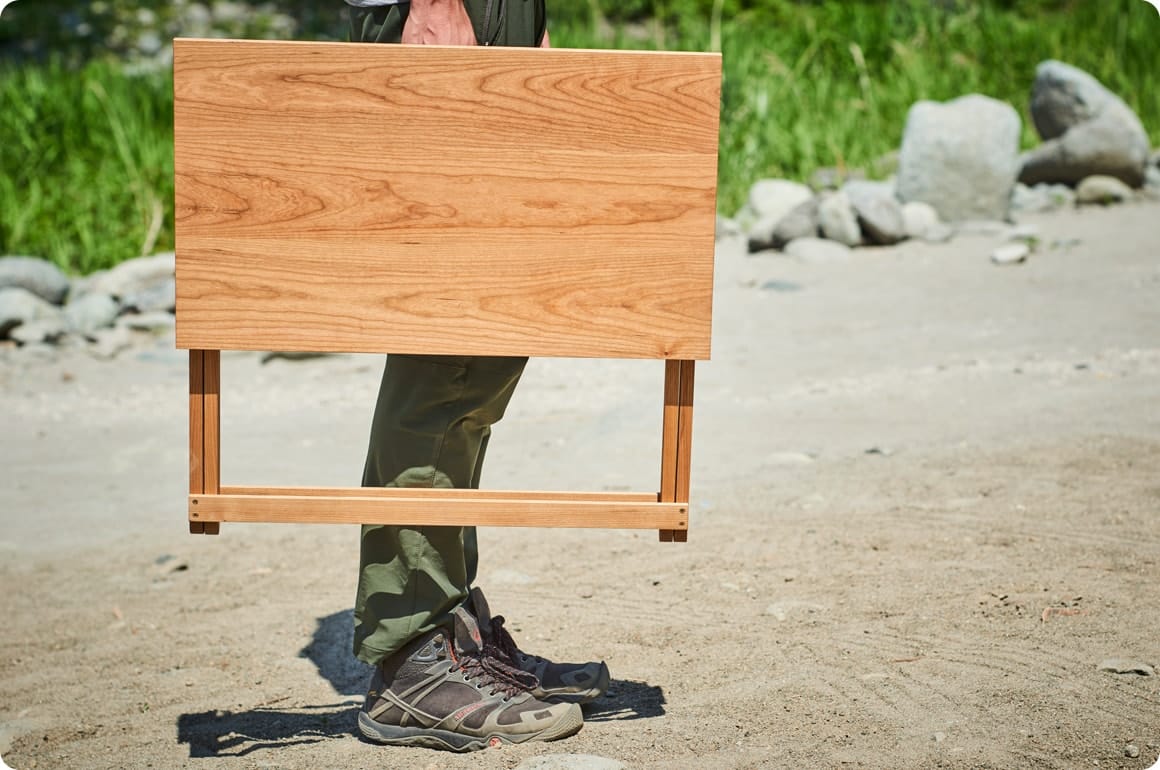 脚とフタはパタンと折り畳める構造なので、展開・撤収はあっという間で持ち運びも容易です