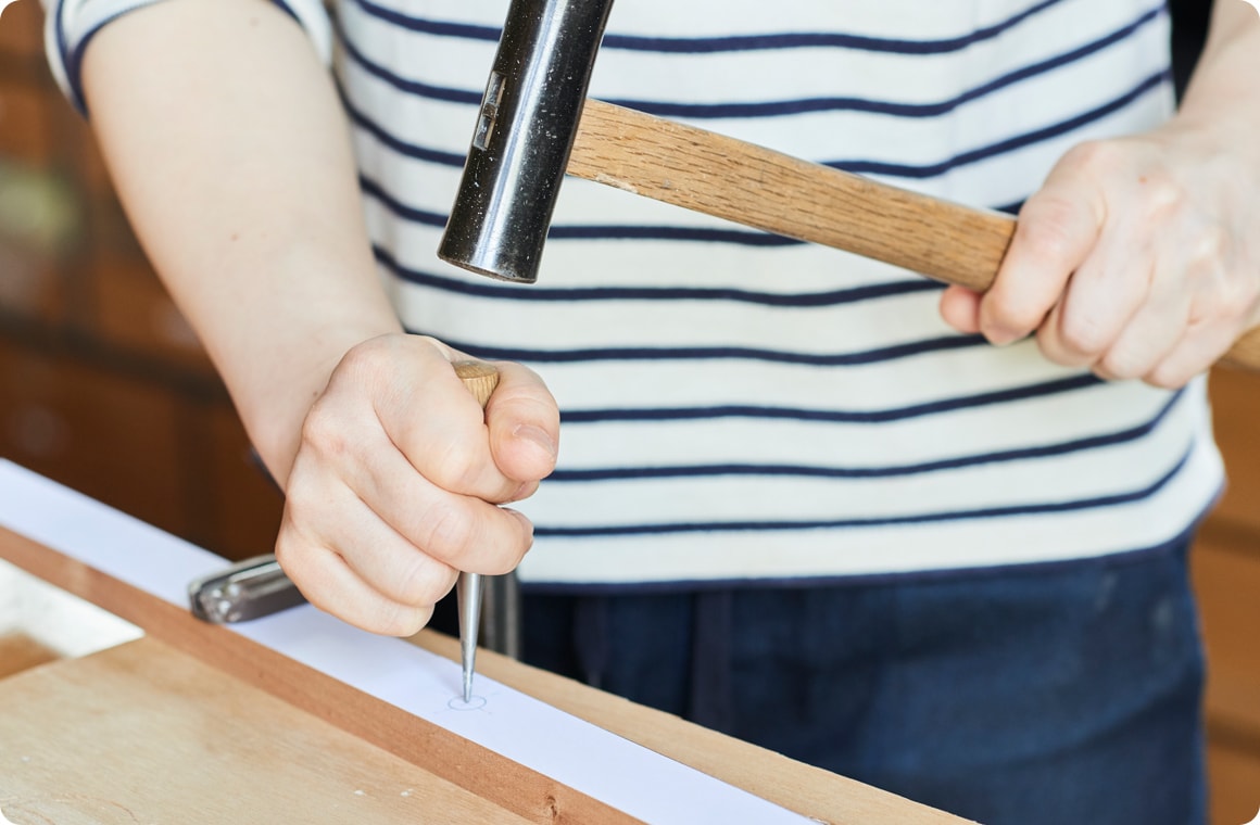 穴を開ける位置にはそれぞれ目打ちで印を付けておく