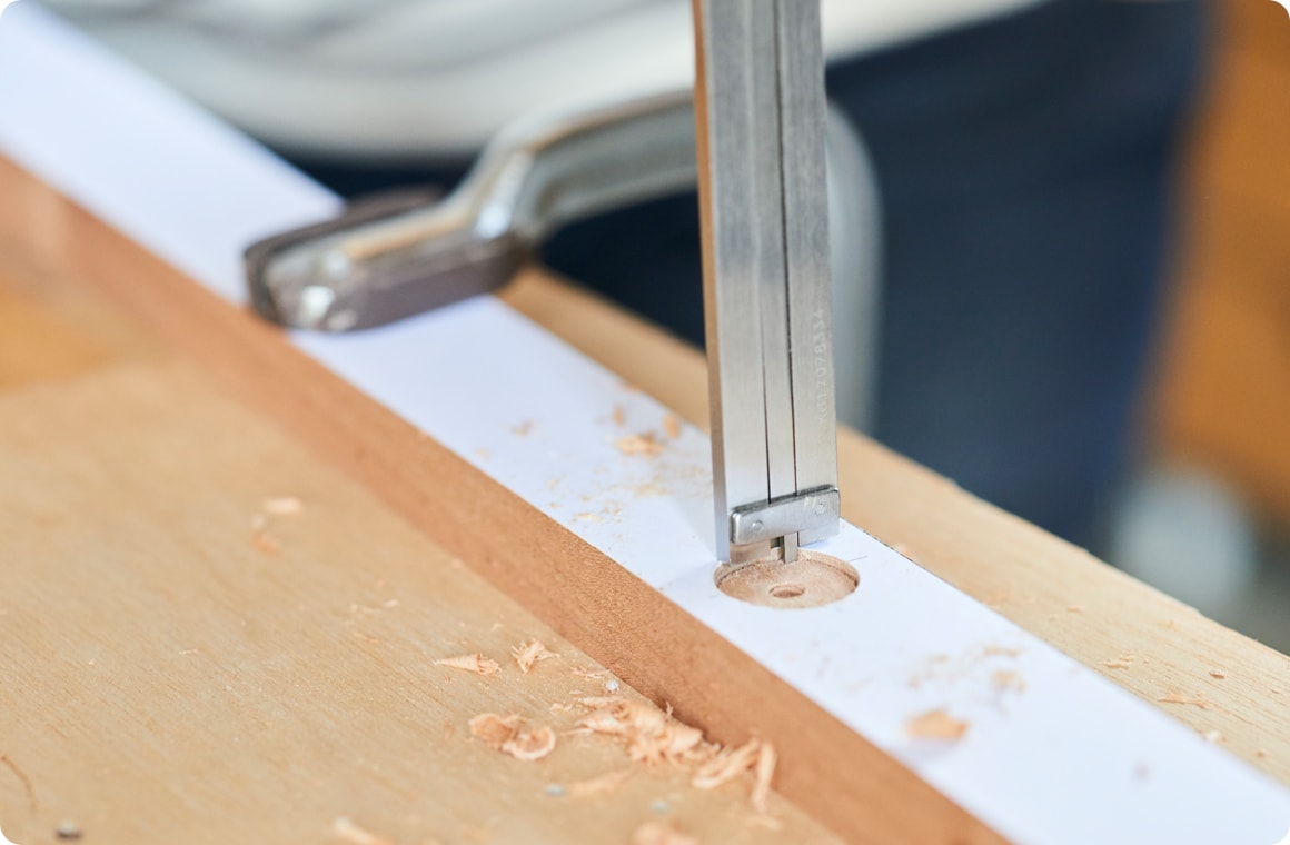 電動ドリル（φ17.5mm）で深さ2mmの穴を4カ所開ける