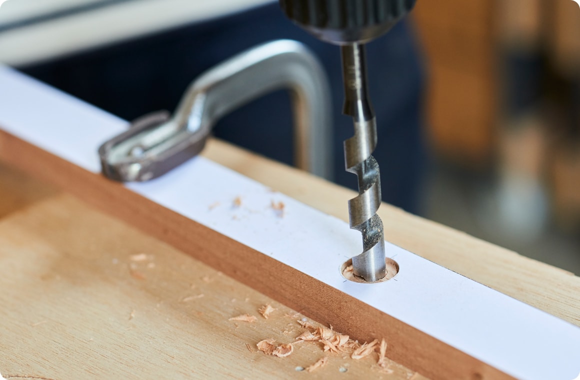 電動ドリル（φ10mm）で、貫通穴を開ける