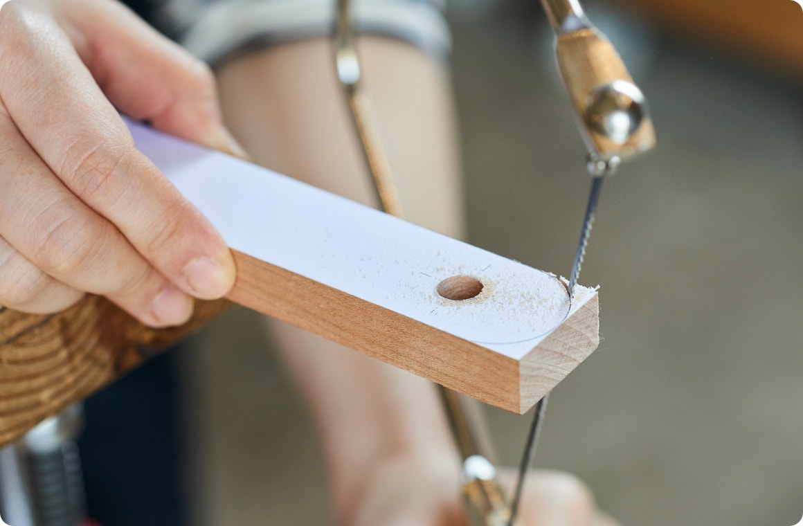 糸ノコでCとDの脚の頭部分・脚先部分をアールにカットする