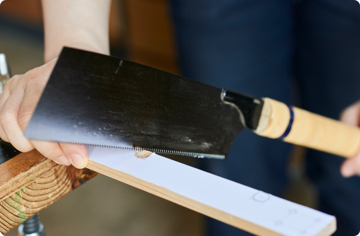 まずは電動ドリル（φ10mm）で穴を開けてから、ノコギリで手前をカット