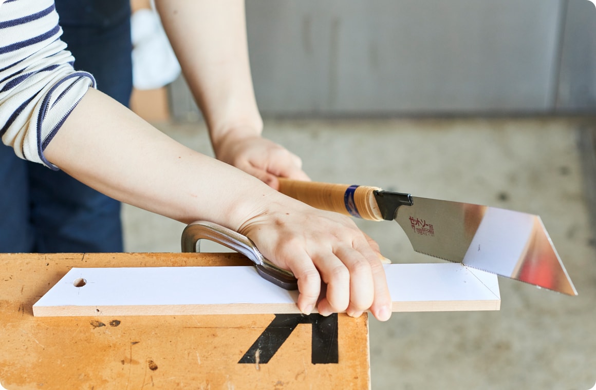 Bの2枚をそれぞれ電動ドリル（φ10mm）で穴開けをして、ノコギリでナナメにカットする