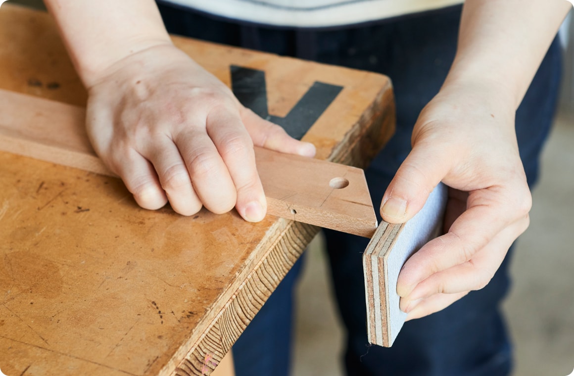 角部分は欠ける恐れがあるため、手で作業をする