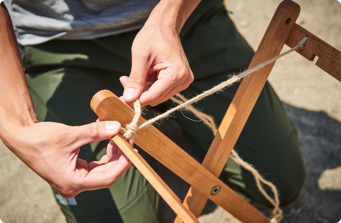 続いて麻ヒモで開きの間隔を調節
