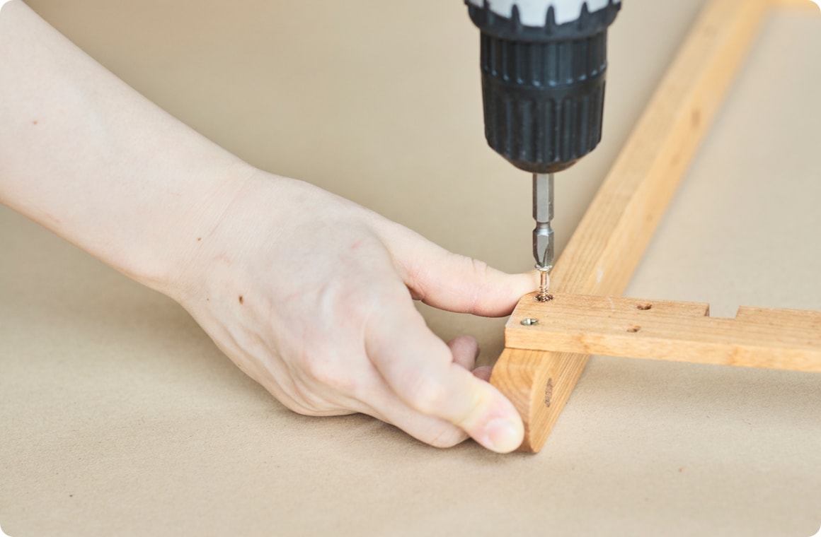 「C・E・G」、「D・F・H」をそれぞれ電動ドリル（ビス20mm）で固定し、口の字の枠を2組作る