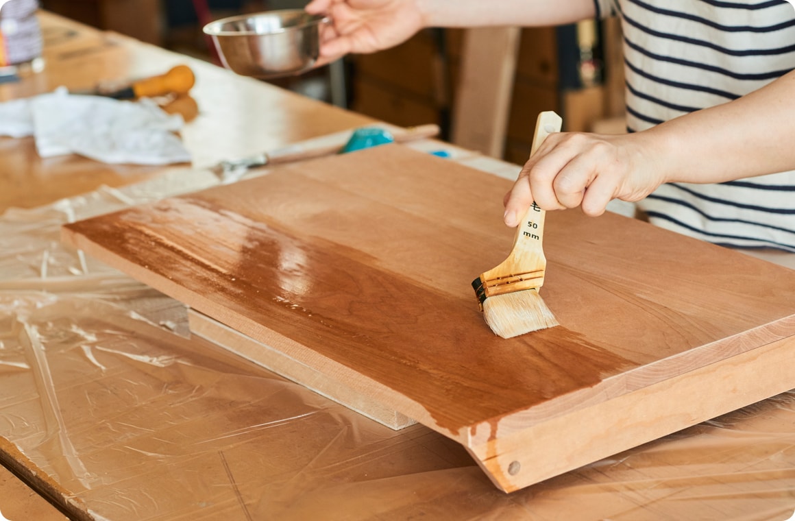 ハケで全体に塗装をし、