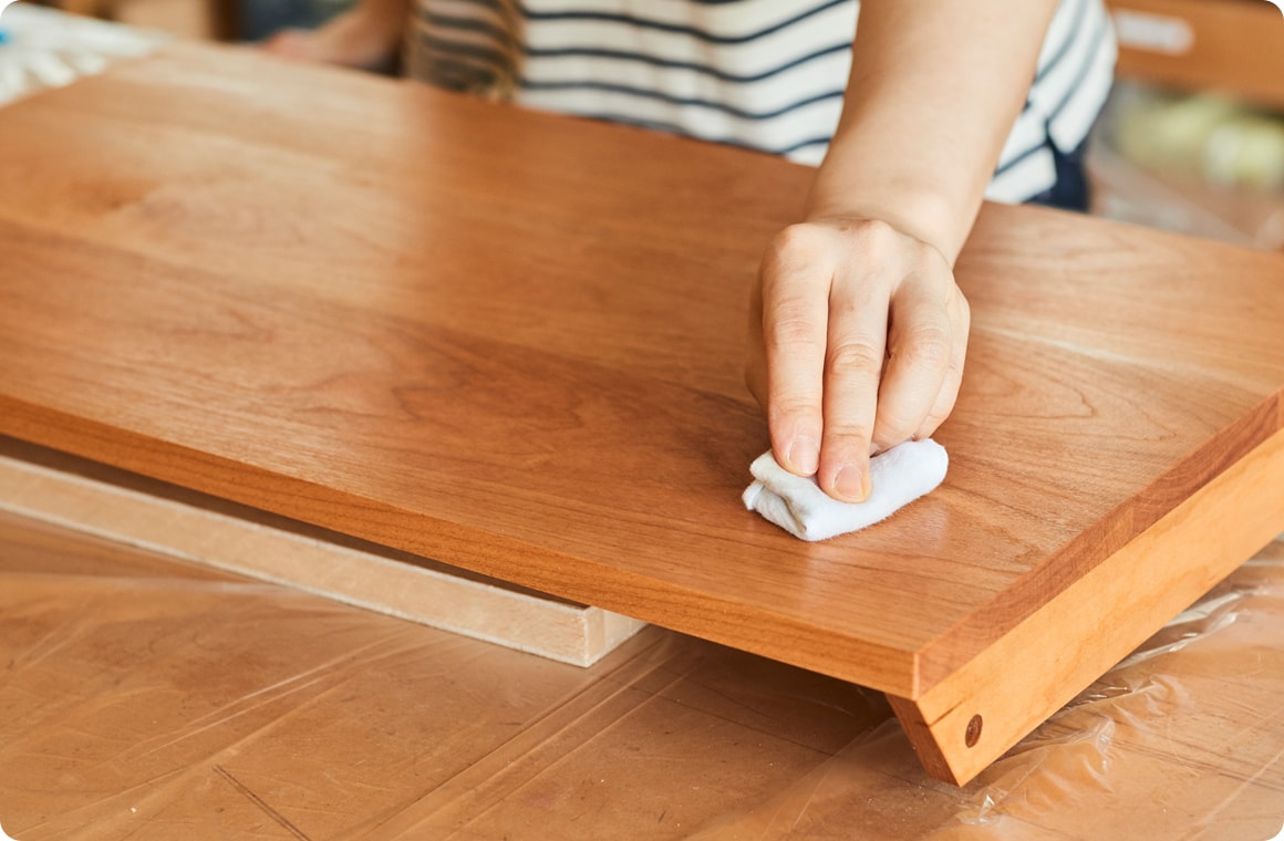 仕上げにウエスで薄く塗装をする