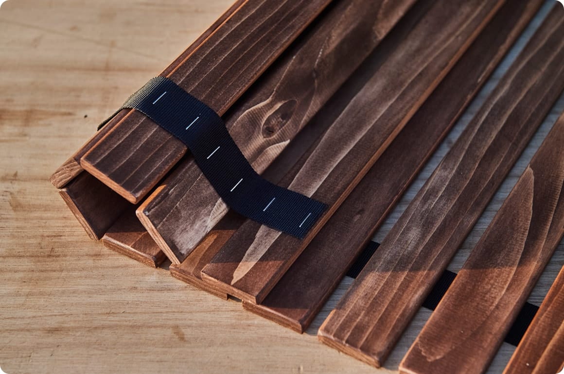 最後に棚板固定用のマジックテープを固定すれば、作業完了です