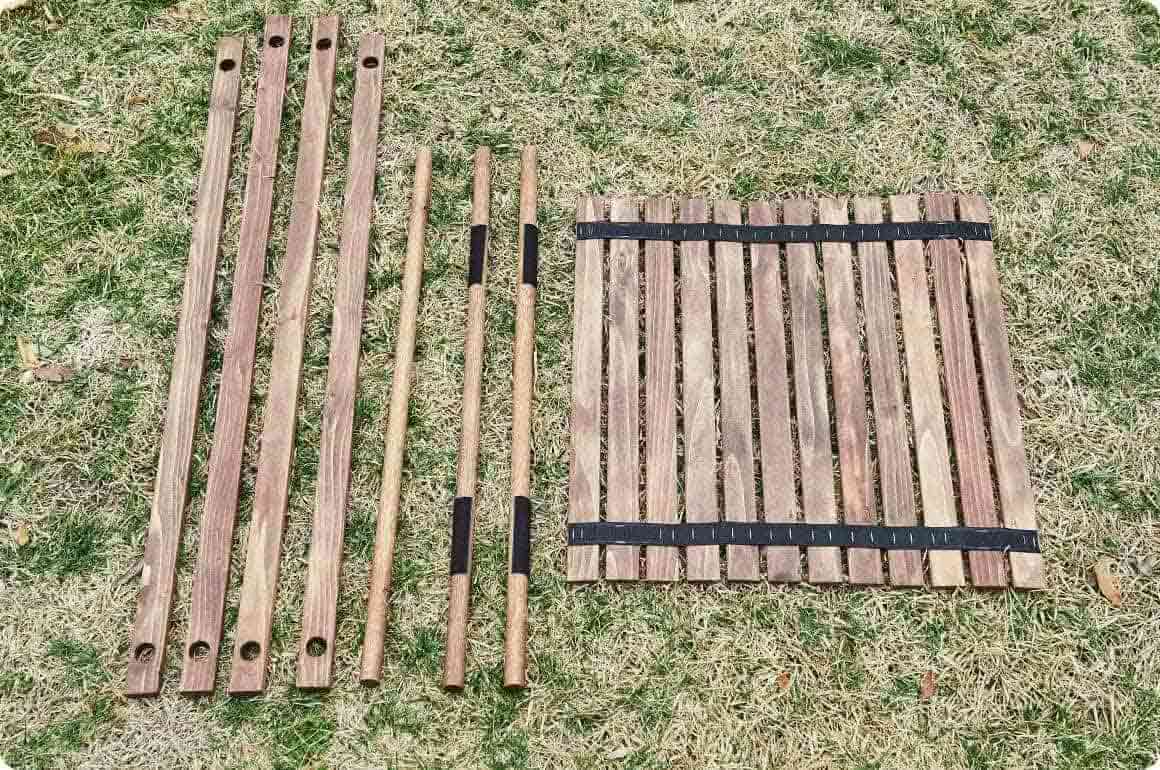 パーツは脚4本、上段用丸棒1本、下段用丸棒2本、そして棚板です