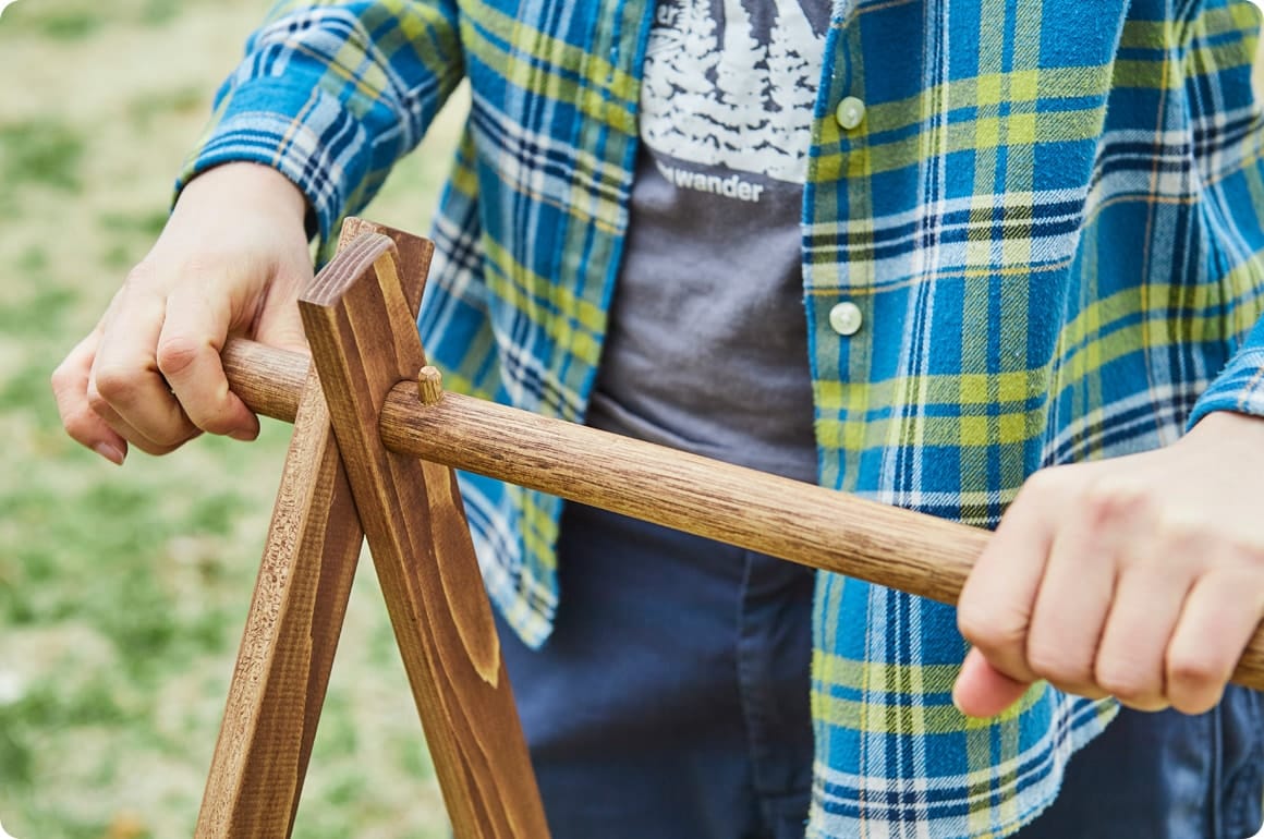 組み立て方は、まずは脚をクロスして穴に上部用の丸棒を差し込みます