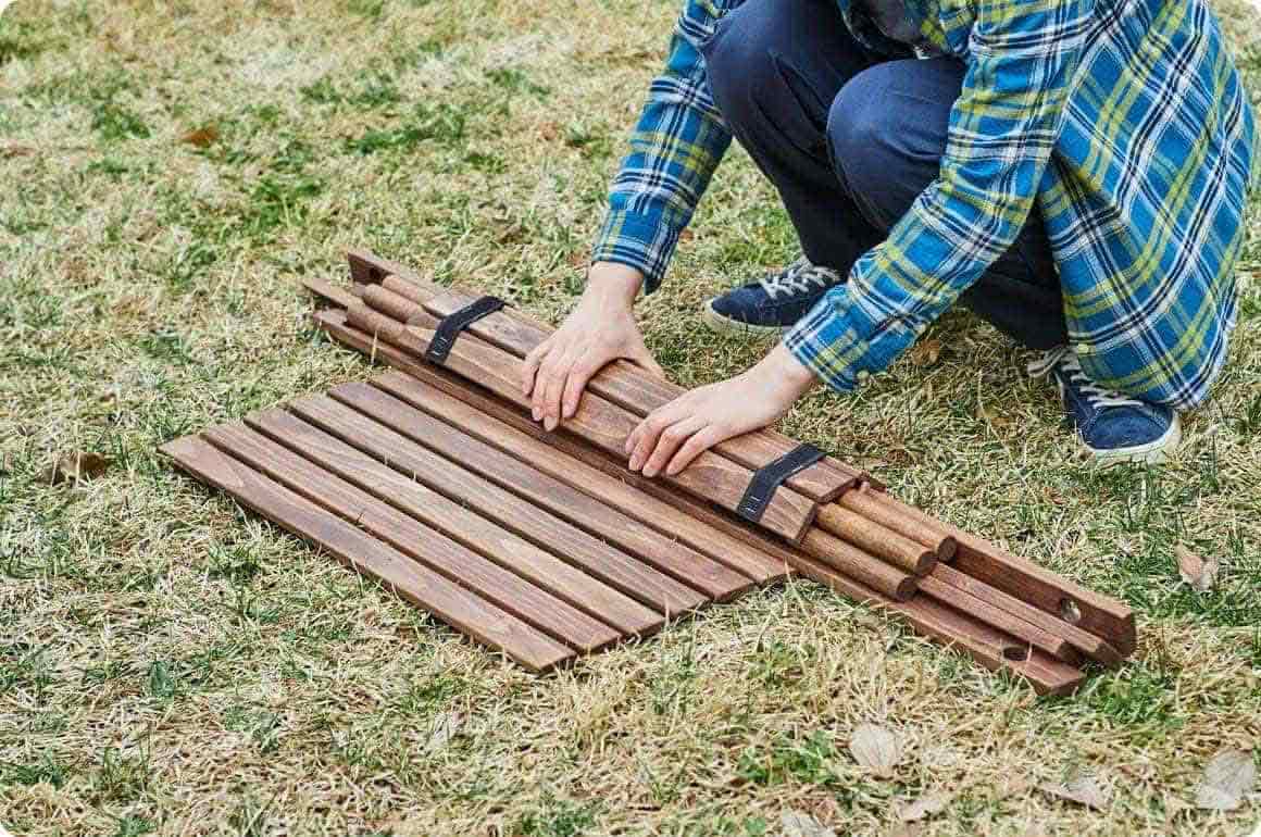 収納時は、ロールタイプの棚板で脚・丸棒をクルクルと巻いて、ひとまとめにして持ち運べます