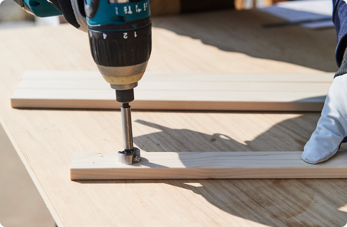 A、Bの脚に丸棒差し込み用の穴を開ける。全部で8カ所