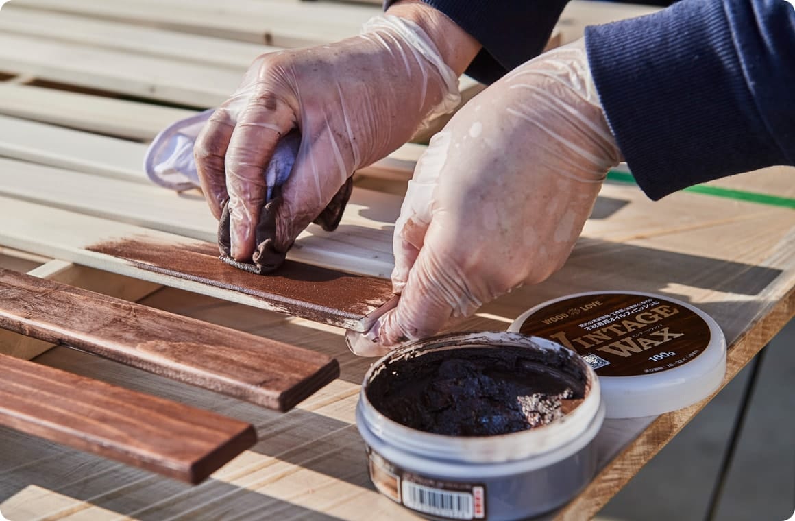 すべての木材に塗料を塗る