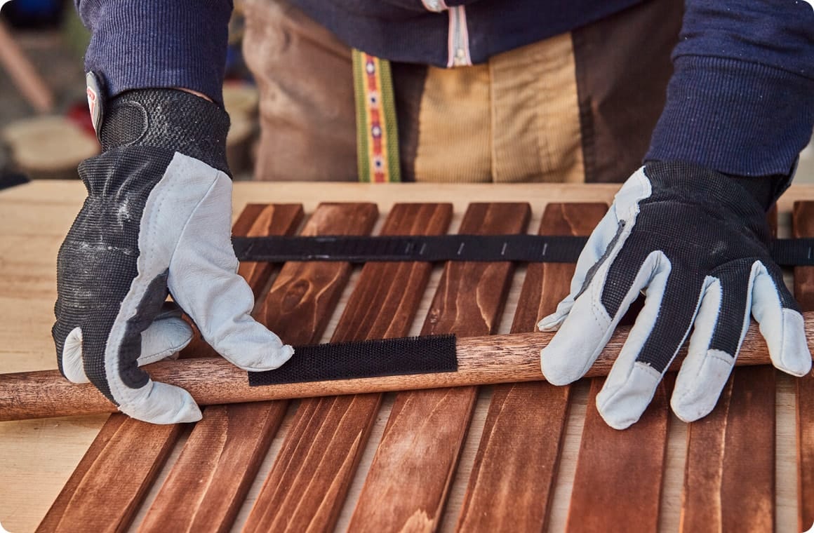 Eの丸棒に2カ所、マジックテープを張る。これで作業は完了