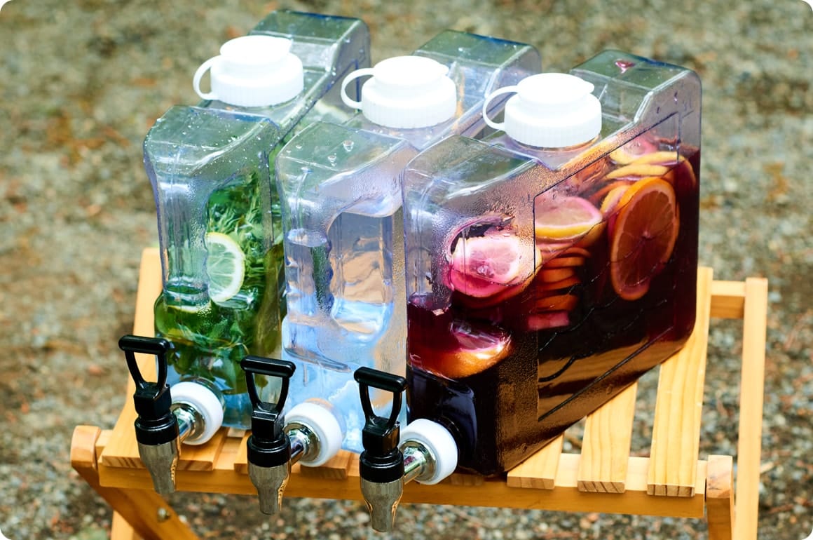 3つ作ったので、水、ハーブジュース、フルーツジュースと、別々の飲み物を用意