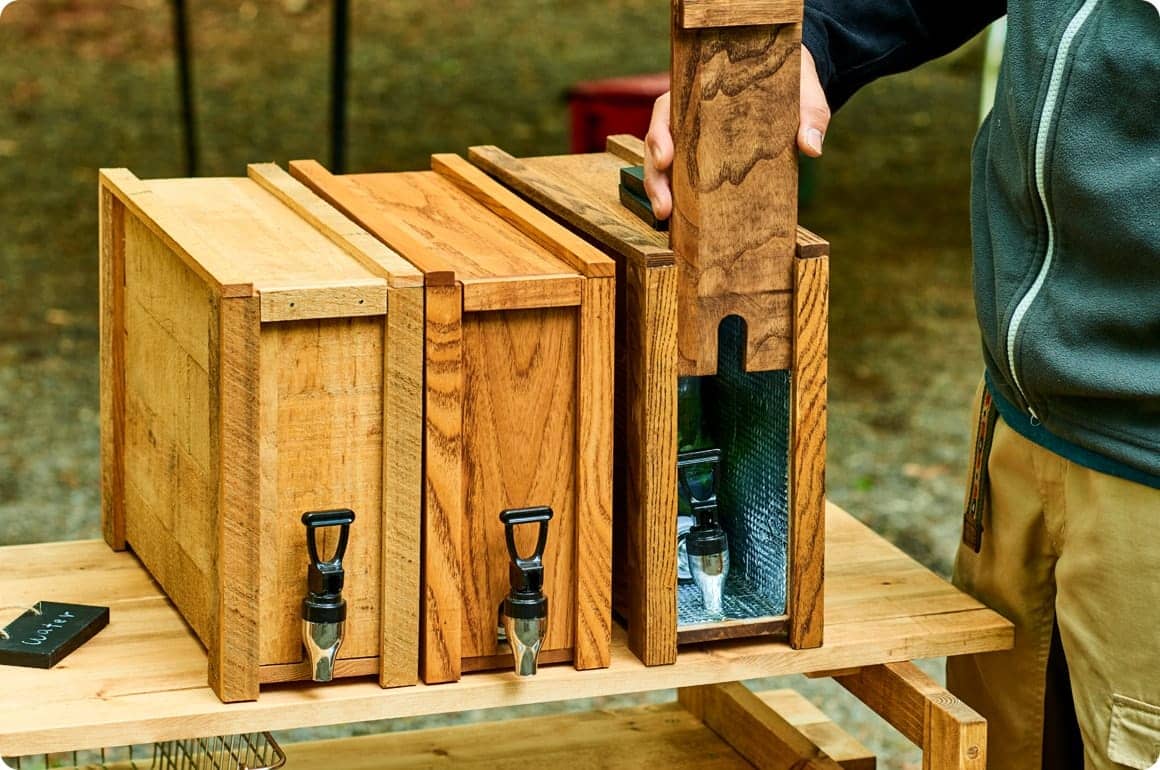 持ち運び時のことも考慮し、カバーの蓋を開けてウォータージャグをコックごとスッポリと中に収納できるよう設計しています