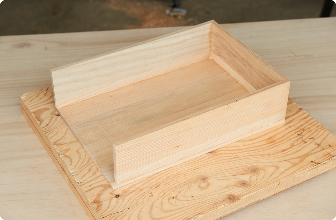 固定しづらい場合は、隠し釘を打つ