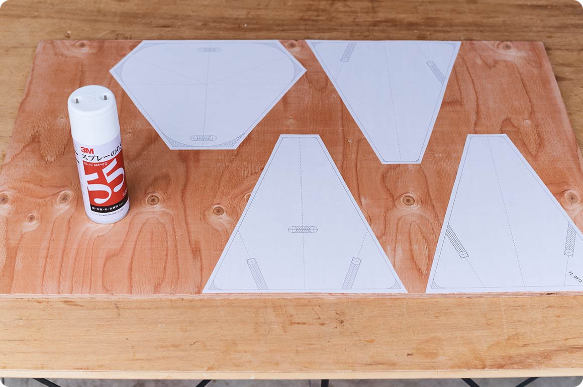 作業工程を極力シンプルにするために、折りたたみ式ではなく、複数の板パーツを組み合わせる組み立て式にしました