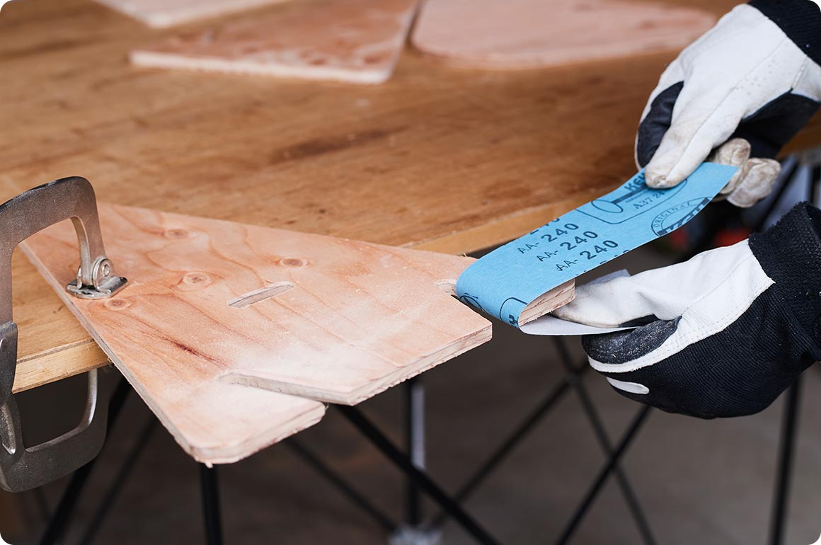 カットし終えたら、板から台紙を剥がして各所をやすりがけ。仕上げに好みのカラーに塗ったら作業は完了です。