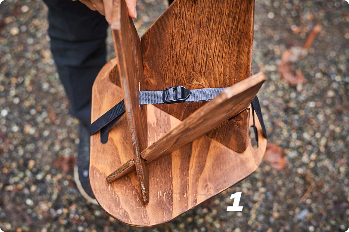 組み立てた脚部の上に「1」を載せ、ナイロン平ベルトを穴に通して逆さまにします