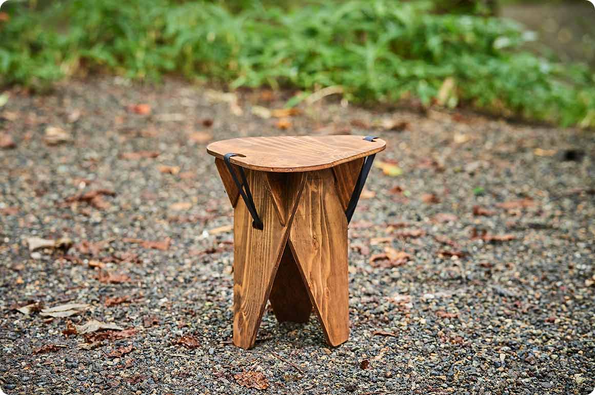 変則的な3枚の脚の組みにしたことで、横から見るといくつも線がクロスする独創的なフォルム