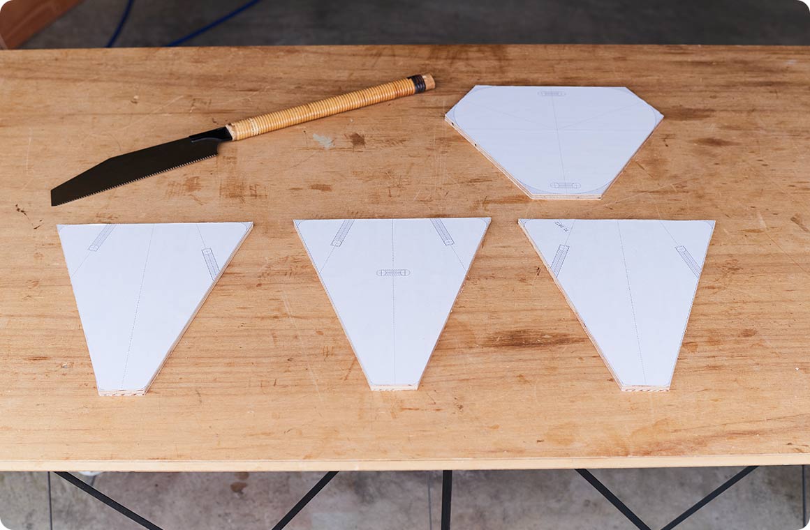 4枚の板に切り分けた状態。この時点ではまだ台紙を剥がさないよう注意