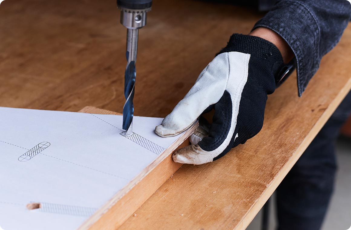 台紙の円が描かれている部分を、それぞれ木工錐で貫通穴を開ける