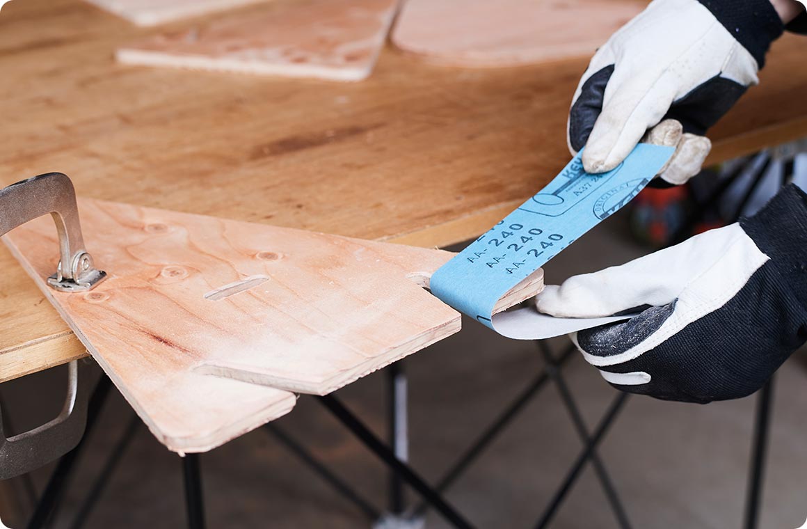 板同士を差し込む穴や溝の、角ばった部分をすべてやすりで削る