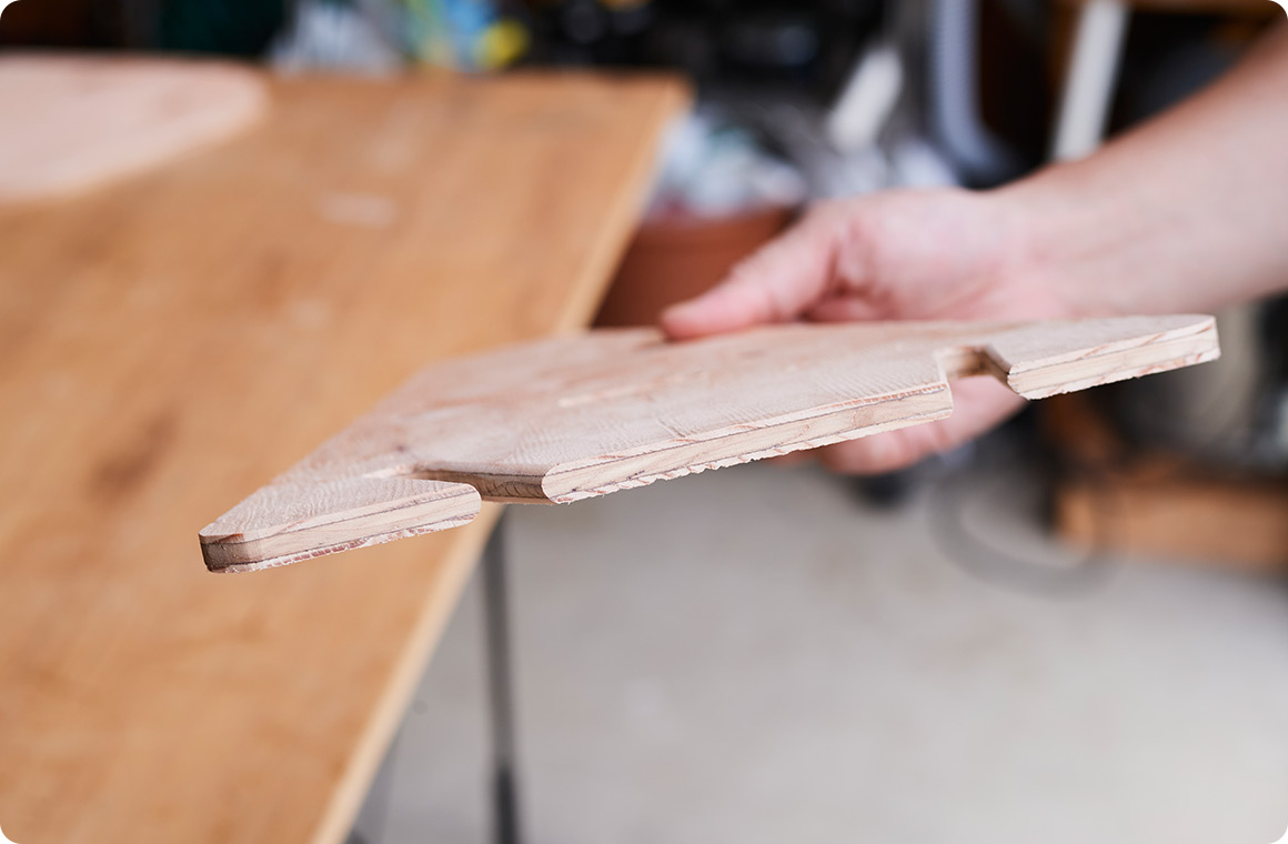 写真のように角を丸くすることで、板同士を斜めに差し込めるようになる