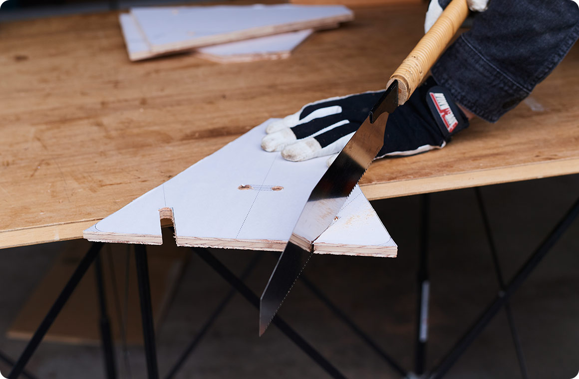 切り込みや貫通穴の横の斜線部分をノコギリ、糸ノコでカットする