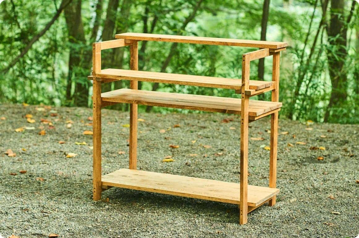 続いて最上段、3段目、4段目と天板を固定していけば完了