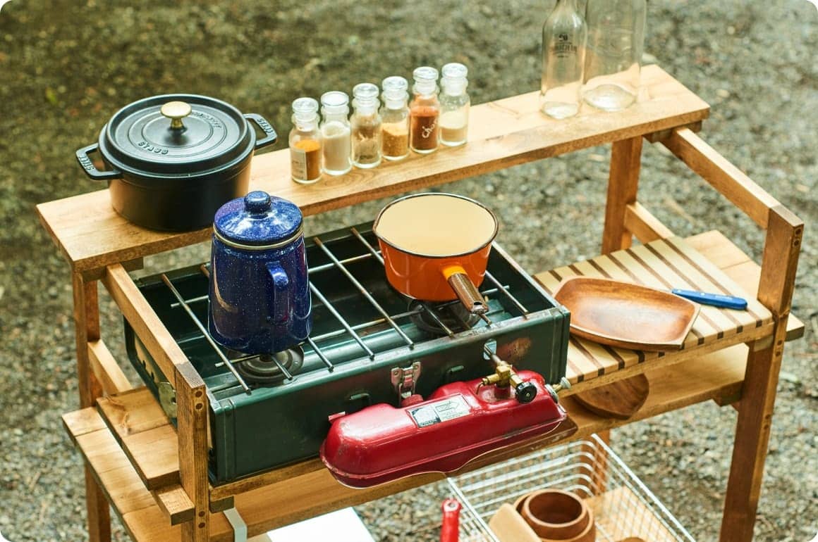 コチラは2段目を作業スペース、他の3つの天板上を収納スペースとした、作業効率のいいベーシックなスタイル